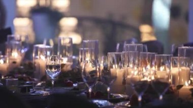 Yemek Masası, gözlük ve Noel dekoratif mum Mumlar üzerinde tablo, beyaz balmumu candleswith cam şamdan, mum ile cam şamdan, Restoran, iç mekan, yakın çekim