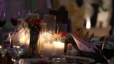 Yemek Masası, gözlük ve Noel dekoratif mum Mumlar üzerinde tablo, beyaz balmumu candleswith cam şamdan, mum ile cam şamdan, Restoran, iç mekan, yakın çekim