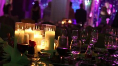 Yemek Masası, gözlük ve Noel dekoratif mum Mumlar üzerinde tablo, beyaz balmumu candleswith cam şamdan, mum ile cam şamdan, Restoran, iç mekan, yakın çekim