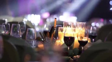 Yemek Masası, gözlük ve Noel dekoratif mum Mumlar üzerinde tablo, beyaz balmumu candleswith cam şamdan, mum ile cam şamdan, Restoran, iç mekan, yakın çekim