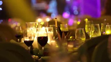 Yemek Masası, gözlük ve Noel dekoratif mum Mumlar üzerinde tablo, beyaz balmumu candleswith cam şamdan, mum ile cam şamdan, Restoran, iç mekan, yakın çekim