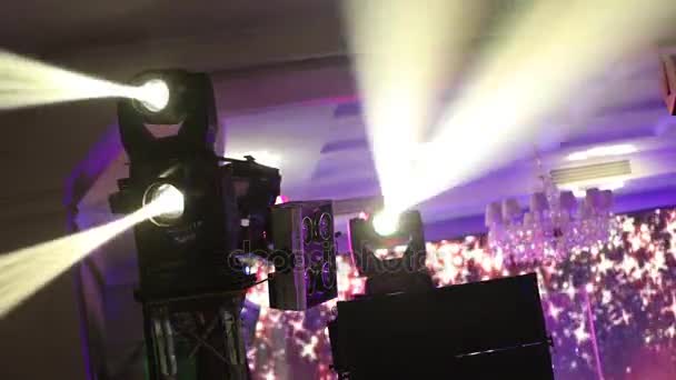 Lumières de scène au concert avec brouillard, Lumières de scène sur une console, Éclairage de la scène de concert, divertissement éclairage de concert sur scène, fête du Nouvel An, Noël, vacances du Nouvel An — Video