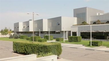 Modern ofis binası, modern depo veya fabrika, yeşil bitkiler, modern tesisi, dış dış dış hava, endüstriyel dış, modern Fabrikası ile bina