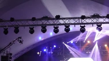 Sahne ışıkları sis ile konser, sahne ışıkları aydınlatma konser sahne, sahne, yeni yıl, yılbaşı, yılbaşı tatil aydınlatma eğlence konser bir konsol
