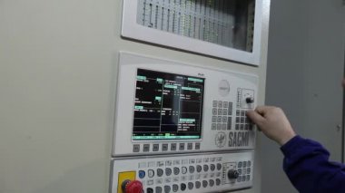 kontrol paneli fabrikada, kontrol düğmeleri. Modern tesisi, adam satın alır düğmeler, yakın çekim, iç, iç