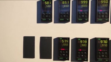 Fabrika Pano, işçi bilgisayar makine fabrikası, video klip, kontrol düğmeleri işleyişini kontrol ediyor. Modern tesisi, adam satın alır düğmeler, yakın çekim, iç, iç