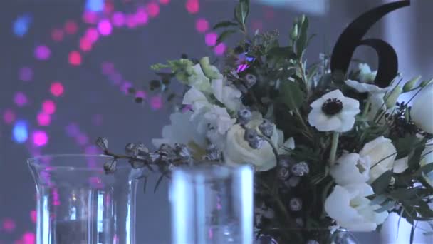 Décoration d'une salle de banquet, fleurs, frais, beau, lunettes, restaurant, intérieur, Nouvel An, Noël, Nouvel An vacances — Video