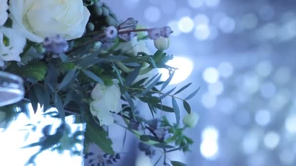 Decoratie van een feestzaal, bloemen, vers, mooi, glazen, restaurant, interieur, nieuwe jaar, Kerstmis, Nieuwjaar, feestdagen — Stockvideo
