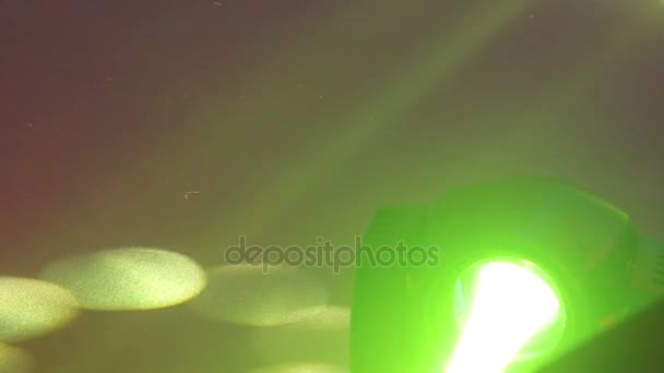 Luci di scena al concerto con nebbia, Luci di scena su una console, Illuminazione del palco del concerto, illuminazione del concerto di intrattenimento sul palco — Video Stock