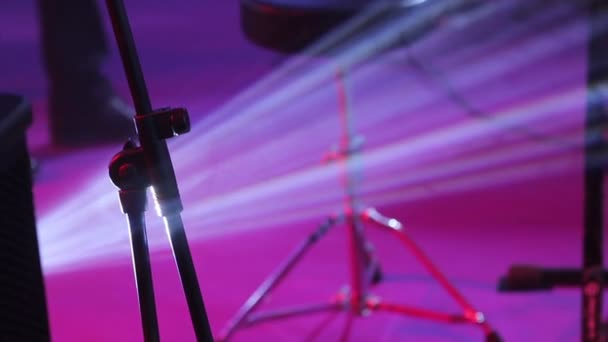 Fase lichten op het concert met mist, podium verlichting op een console, verlichting van het concertpodium, entertainment concert op het podium verlichting — Stockvideo