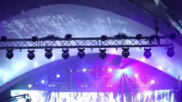 Luzes de palco no concerto com nevoeiro, Luzes de palco num console, Iluminação no palco do concerto, iluminação do concerto de entretenimento no palco — Vídeo de Stock
