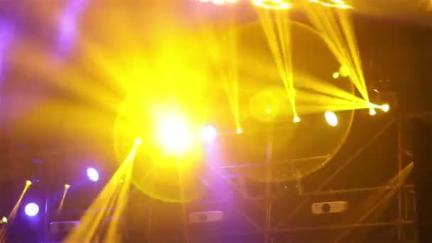 Scenbelysningen på konsert med dimma, scenbelysningen på en konsol, belysning på konsertscenen, underhållning konsert belysning på scenen, nyår, jul, nyår — Stockvideo