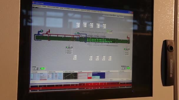 Cruscotto di fabbrica, computer dei lavoratori controlla il funzionamento dei macchinari in fabbrica, video clip, pulsanti di controllo. pianta moderna, uomo compra bottoni, primo piano, interno, indoor — Video Stock