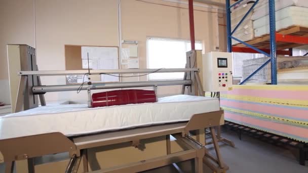 床垫应力测试、室内床垫强度试验、强度、现代化工厂 — 图库视频影像