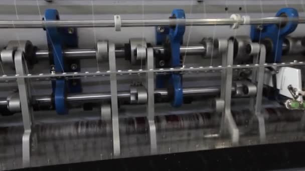 Textielfabriek, textielindustrie, kromtrekken van de machine, katoenen draad, doek productie, naaien van textielmachines, machines, apparatuur, weven, loom, moderne fabriek — Stockvideo