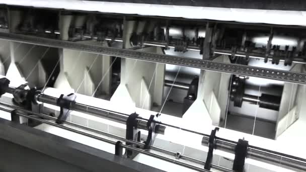 Textielfabriek, textielindustrie, kromtrekken van de machine, katoenen draad, doek productie, naaien van textielmachines, machines, apparatuur, weven, loom, moderne fabriek — Stockvideo
