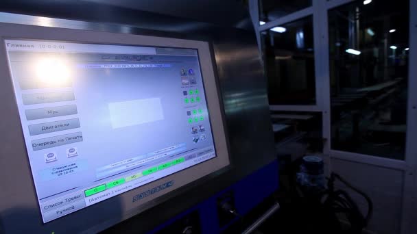 ダッシュ ボード工場労働者コンピューター機械工場、ビデオ クリップ、コントロール ボタンの操作を制御します。近代的な工場の男購入ボタン, クローズ アップ, インテリア, 室内 — ストック動画
