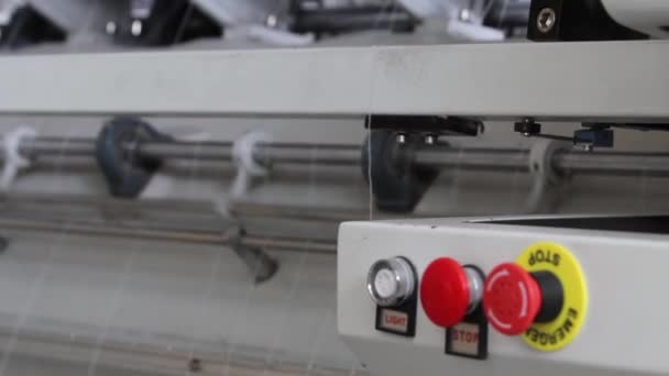Het plan werkt naaien machine naait weefsel, startknop — Stockvideo