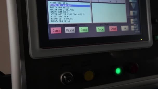 工厂仪表板, 工人电脑控制机器在工厂的运作, 视频剪辑, 控制按钮。现代植物, 人买钮扣, 特写, 室内, 室内 — 图库视频影像