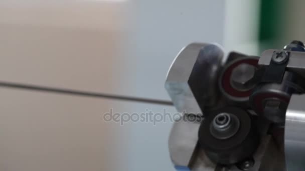 Closeup de polipropileno cubo máquina de corte, colchão de fábrica, espuma de estofos, foco — Vídeo de Stock