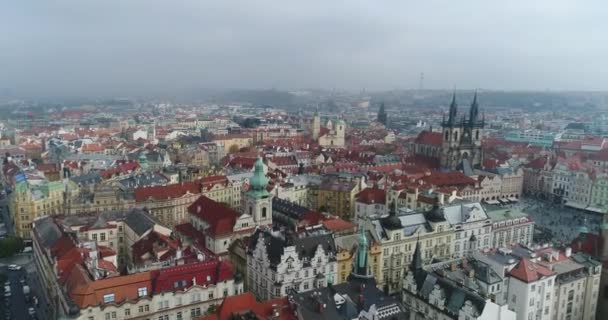 Cidade velha, vista de cima, sobrevoando a cidade velha, telhados vermelhos de casas velhas — Vídeo de Stock