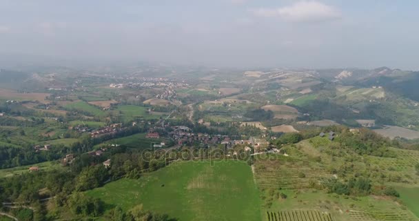 Hava İtalya, küçük ortaçağ şehir İtalya, üzüm bağları, Panoramic görünümü yukarıdan İtalya üzüm bağları — Stok video