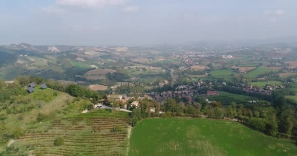Aerial view of the vineyards of Italy, small medieval town of Italy, Panoramic view from above of the vineyards of Italy — Stock Video