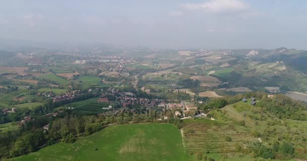 Flygfoto över vingårdarna i Italien, liten medeltida stad i Italien, Panoramic Visa från ovan av vingårdarna i Italien — Stockvideo