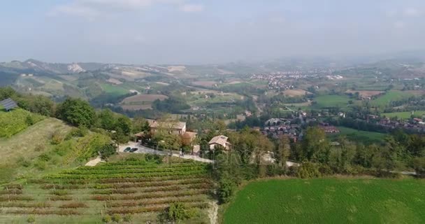 Batteria solare in cima alla montagna, energia alternativa, pannelli solari, protezione dell'ambiente, vista dall'alto — Video Stock