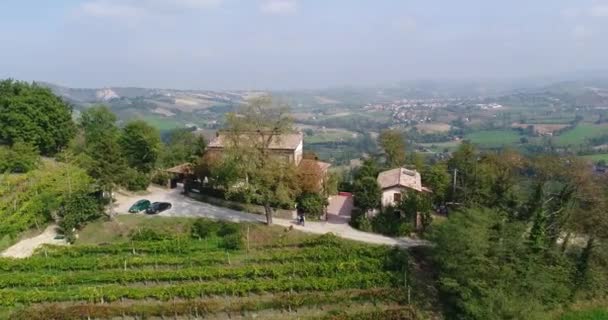 Ein schönes Haus auf einem Berg, ein kleines privates Weingut auf einem Berg — Stockvideo