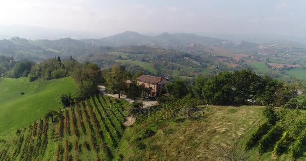 Una hermosa casa en la cima de una montaña, una pequeña bodega privada en la cima de una montaña — Vídeos de Stock