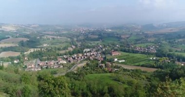 Vadi düşündüren bir hava video üzerinden muhteşem bir tuscan peyzaj, güzel bir gün bir üzüm bağları ile üzüm bağları, üzüm bağları,