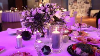 Yemek Masası, gözlük ve Noel dekoratif mum Mumlar üzerinde tablo, beyaz balmumu candleswith cam şamdan, mum ile cam şamdan, Restoran, iç mekan, yakın çekim