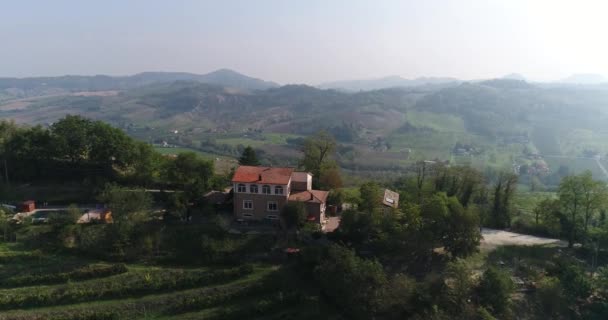 Ein schönes Haus auf einem Berg, ein kleines privates Weingut auf einem Berg — Stockvideo