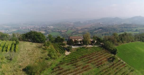Een mooi huis bovenop een berg, een kleine privé wijnmakerij bovenop een berg — Stockvideo
