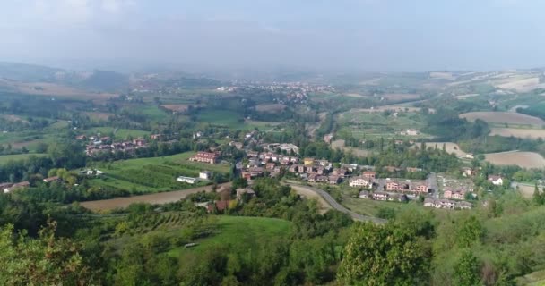 Vale com vinhas, Vinhedos, um sugestivo vídeo aéreo sobre uma vinha em uma paisagem toscana incrível, em um belo dia — Vídeo de Stock