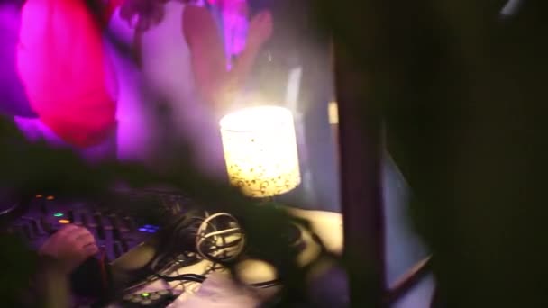 DJ bir yeni yıl partisi üzerinde çalışıyor — Stok video