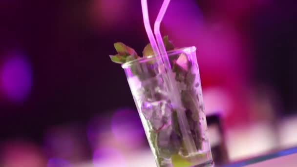 Cocktail mojito, fête en arrière-plan — Video