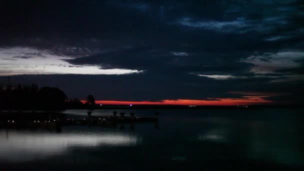 Hermoso atardecer en el lago, panorama — Vídeo de stock