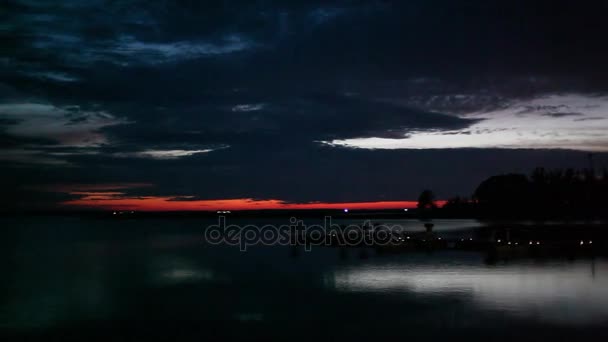 Belo pôr do sol no lago, panorama — Vídeo de Stock