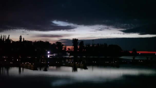 Hermoso atardecer en el lago, panorama — Vídeo de stock