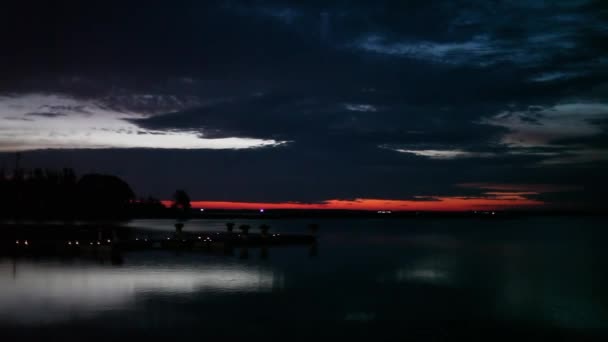 Belo pôr do sol no lago, panorama — Vídeo de Stock