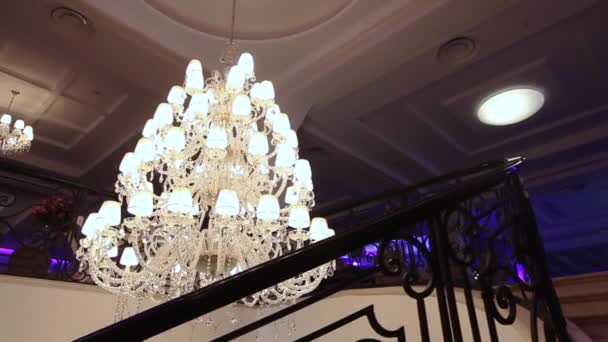 Un lampadario dell'hotel — Video Stock