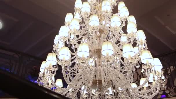 Una lámpara de araña de hotel — Vídeo de stock