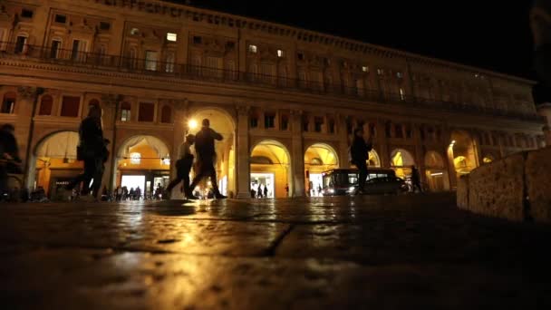 Människor går genom en gammal natt stad, Europa, Prag — Stockvideo