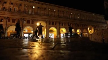 İnsanlar bir eski gece şehirde, Avrupa, Prag, hızlandırılmış gider