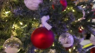 Noel ağacı ışıkları. Noel ağacı, garland bir yeni yıl üzerinde yanıp sönen ışıklar, Noel ışıkları. Yeni yıl süslemeleri, yakın çekim