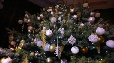 Noel ağacı ışıkları. Noel ağacı, garland bir yeni yıl üzerinde yanıp sönen ışıklar, Noel ışıkları. Bulanıklık yeni yıl süslemeleri