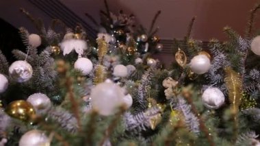 Noel ağacı ışıkları. Noel ağacı, garland bir yeni yıl üzerinde yanıp sönen ışıklar, Noel ışıkları. Bulanıklık yeni yıl süslemeleri