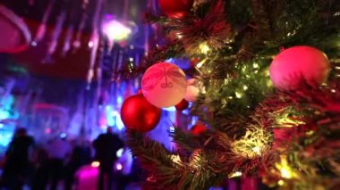 Noel ağacı ışıkları. Noel ağacı, garland bir yeni yıl üzerinde yanıp sönen ışıklar, Noel ışıkları. Yeni yıl süslemeleri, yakın çekim